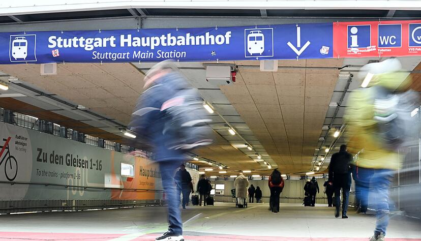 Mit oder ohne Wanderschuhe: Man macht lange Meter am Stuttgarter Hauptbahnhof. Mit oder ohne Wanderschuhe: Man macht lange Meter am Stuttgarter Hauptbahnhof.