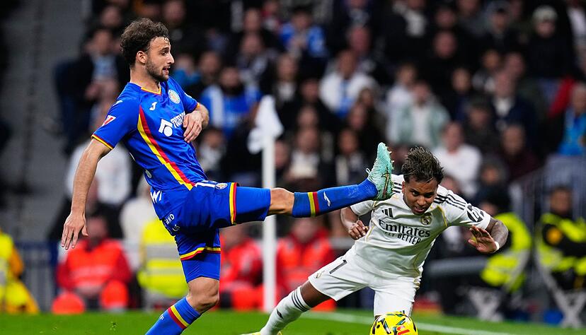 Real Madrids Rodrygo (r) hat im Spiel gegen den FC Getafe einen Kreuzbandriss erlitten.