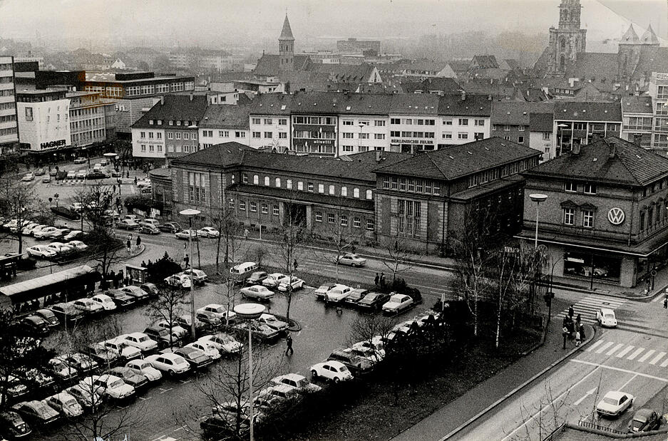 Stadtbad, Wollhausstraße und Wollhausplatz im Dezember 1971. Der Bauausschuss des Gemeinderates beschließt die Sprengung des 1892 eingeweihten, im zweiten Weltkrieg zerstörten und 1950 wiedereröffneten Hallenbades. Das von der Stadt erworbene Eckgebäude VW-Autohaus Hagelauer soll vorerst stehen bleiben.