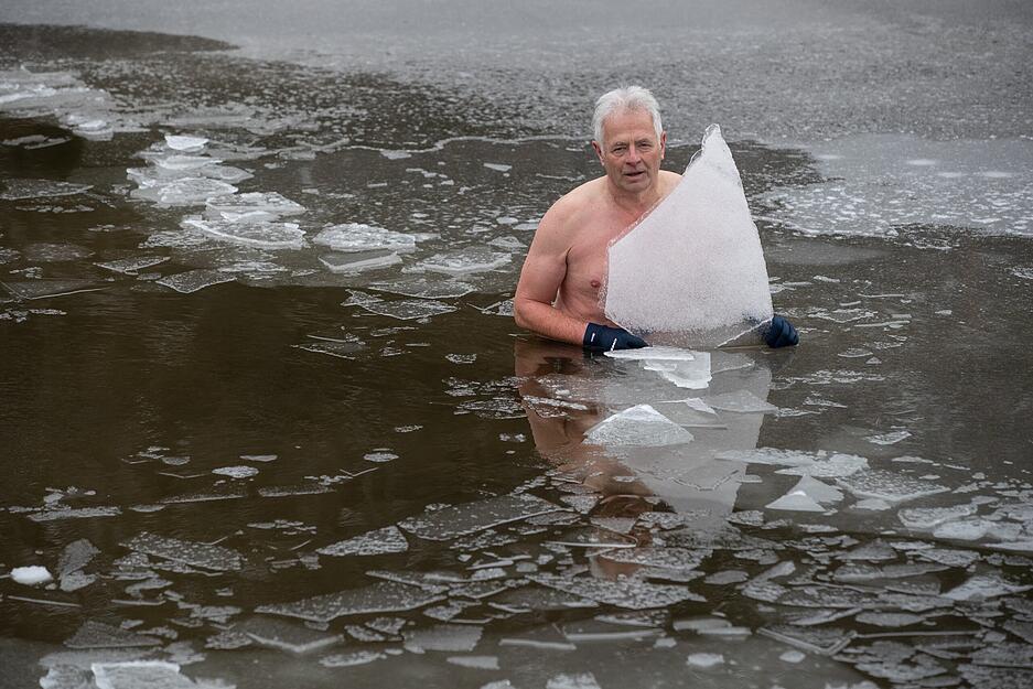 Roland Schweizer beim Eisbaden