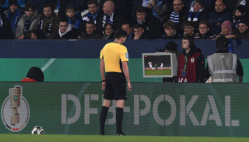 Schiedsrichter Florian Badst&uuml;bner zeigte Bochums Philipp Strompf zun&auml;chst Gelb, schaute sich dann aber die VAR-Bilder an. Anschlie&szlig;end gab es einen Platzverweis.