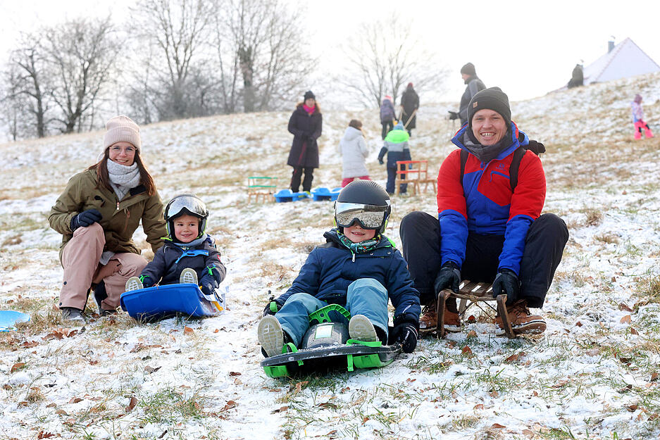 Zahlreiche Familien und Kinder fahren mit ihren Schlitten den beliebten Hang in den L&ouml;wensteiner Bergen herunter.