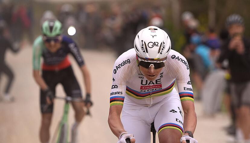 Tadej Pogacar (r) hängt das französische Top-Talent Paul Seixas ab. Tadej Pogacar (r) hängt das französische Top-Talent Paul Seixas ab.