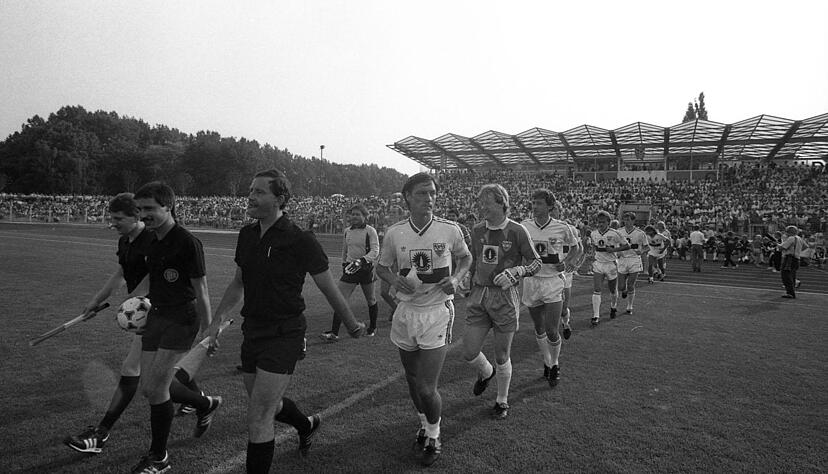 Genau um 18.11 Uhr betreten der VfB Stuttgart und die Heilbronner Stadtauswahl den sattgrünen Rasen des neuen Stadions.
