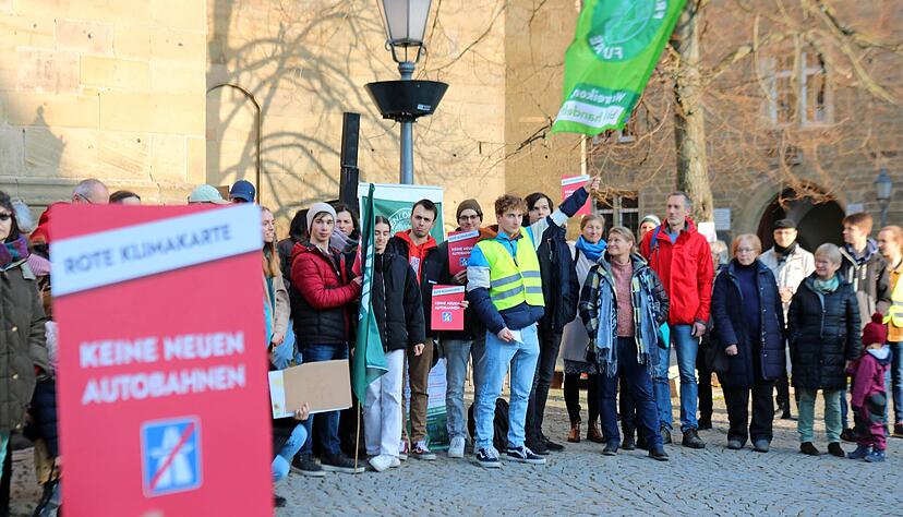 Mit einer roten Karte f&uuml;r den Ausbau von Stra&szlig;en haben die Menschen auf der Demonstration am Freitag f&uuml;r den Ausbau des &ouml;ffentlichen Nahverkehrs demonstriert.
Foto: G&ouml;tz Greiner