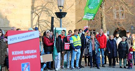 Mit einer roten Karte f&uuml;r den Ausbau von Stra&szlig;en haben die Menschen auf der Demonstration am Freitag f&uuml;r den Ausbau des &ouml;ffentlichen Nahverkehrs demonstriert.
Foto: G&ouml;tz Greiner
