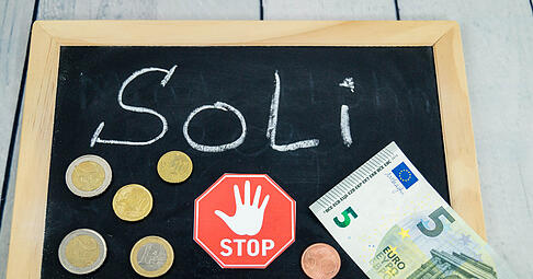 Der Soli (Solidaritätszuschlag) könnte schon bald abgeschafft werden. Die Entscheidung fällt am Verfassungsgerichtshof in Karlsruhe. (Symbolbild) Der Soli (Solidaritätszuschlag) könnte schon bald abgeschafft werden. Die Entscheidung fällt am Verfassungsgerichtshof in Karlsruhe. (Symbolbild)