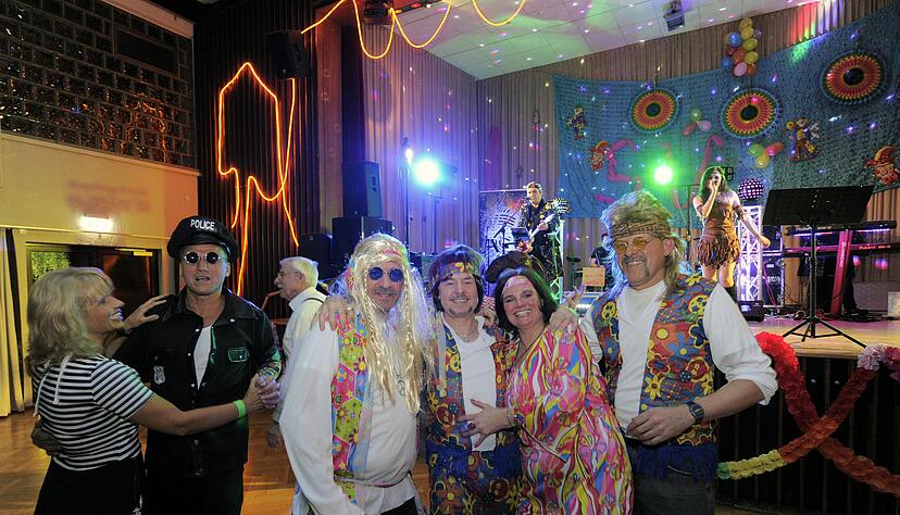 Alles Hippie oder was? Sich als Gruppe zu kostümieren, ist schwer in Mode. Gesichtet wurden auch M & Ms.