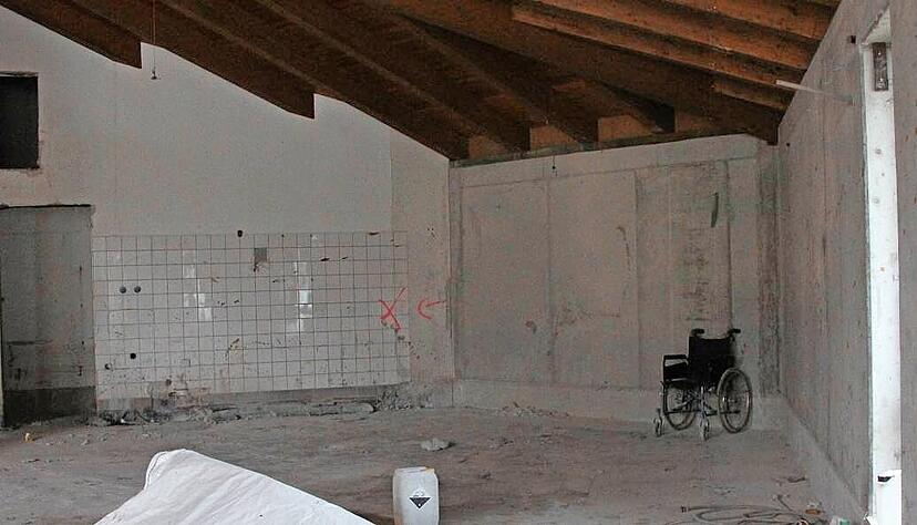 Tristesse pur: Der Umkleidebereich ist abgebaut und nicht wiederzuerkennen, ein einsamer Rollstuhl wacht in der Ecke.