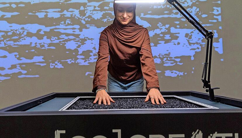 Intuition trifft auf Algorithmen bei der Arbeit &bdquo;[CO]CREAITION". Spielerisch k&ouml;nnen Besucher der Ausstellung aktiv werden.