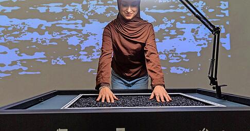 Intuition trifft auf Algorithmen bei der Arbeit &bdquo;[CO]CREAITION". Spielerisch k&ouml;nnen Besucher der Ausstellung aktiv werden.