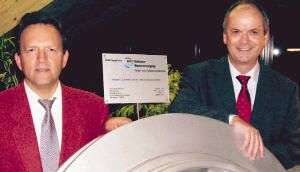 Hanspeter Friede (links) und Professor Hans Mehlhorn pr&auml;sentieren eine Turbine auf der Ausstellung &bdquo;Wasser bewegt uns&ldquo;.Foto: Falk Straub