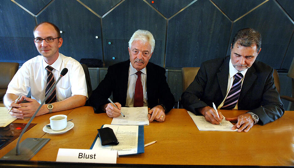 Am 11. Juni 2007 unterschreiben die Anrainerkommunen, vertreten durch den ehemaligen Neckarsulmer OB Volker Blust, dem Landkreis Heilbronn (rechts Landrat Detlef Piepenburg) und die Deutsche Bahn (links Karsten Erhardt) die Planungsvereinbarung für das Großprojekt.
