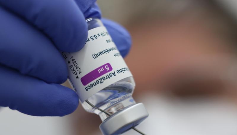 Eine Spritze mit dem Corona-Impfstoff von Astrazeneca wird aufgezogen.