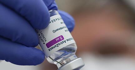 Eine Spritze mit dem Corona-Impfstoff von Astrazeneca wird aufgezogen.