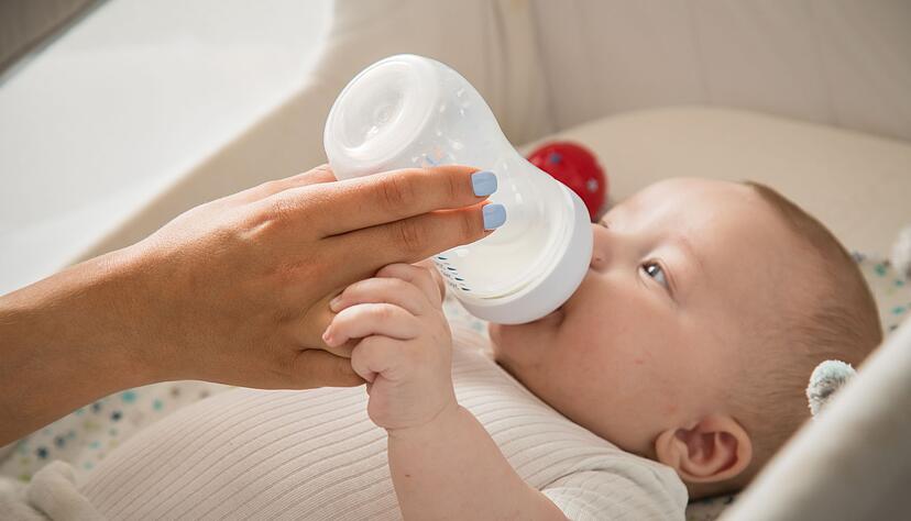 S&auml;uglingsnahrung f&uuml;r das erste Jahr: Produkte mit der Kennzeichnung &bdquo;Pre&ldquo; oder &bdquo;1&ldquo; sind f&uuml;r Babys im gesamten ersten Lebensjahr geeignet und k&ouml;nnen Muttermilch ersetzen.