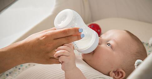 S&auml;uglingsnahrung f&uuml;r das erste Jahr: Produkte mit der Kennzeichnung &bdquo;Pre&ldquo; oder &bdquo;1&ldquo; sind f&uuml;r Babys im gesamten ersten Lebensjahr geeignet und k&ouml;nnen Muttermilch ersetzen.