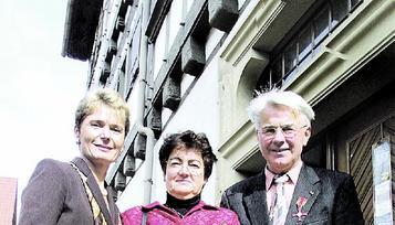 Freude über das Bundesverdienstkreuz (von links): Friedlinde Gurr-Hirsch, Doris und Erich Pretz vor der Alten Uni in Eppingen. (Foto: Peter Boxheimer)