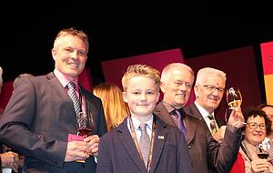 Noah (13) zusammen mit seinem Vater Alexander Heinrich (links) beim Weinfestival im Januar in Mumbai (Indien) neben Stuttgarts OB Fritz Kuhn und dem Ehepaar Kretschmann. Noah (13) zusammen mit seinem Vater Alexander Heinrich (links) beim Weinfestival im Januar in Mumbai (Indien) neben Stuttgarts OB Fritz Kuhn und dem Ehepaar Kretschmann.