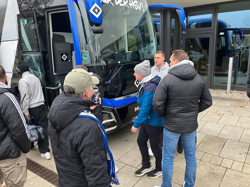 Die Fußballer ließen die wartenden Fans mit ihren Wünschen nach Autogrammen oder Selfies jedoch abblitzen. Die Fußballer ließen die wartenden Fans mit ihren Wünschen nach Autogrammen oder Selfies jedoch abblitzen.