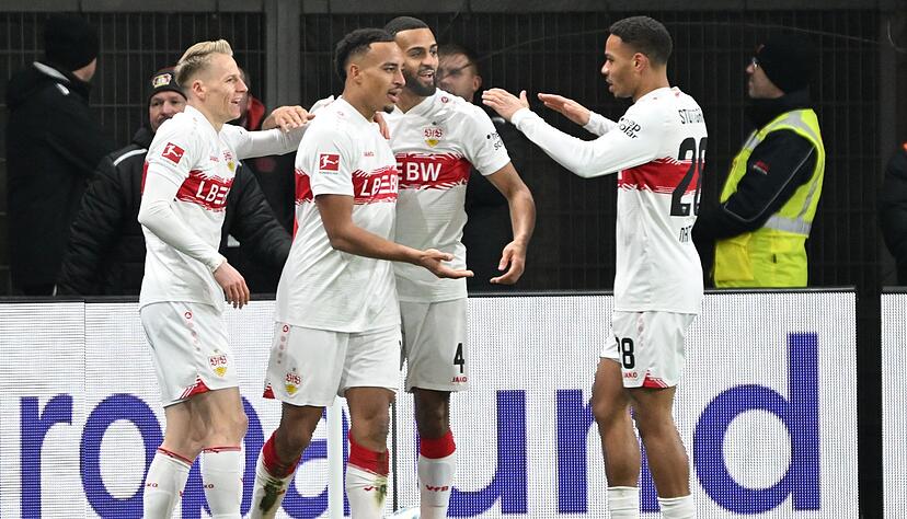Matchwinner Jamie Leweling holt sich die Gl&uuml;ckw&uuml;nsche seiner Stuttgarter Teamkollegen ab