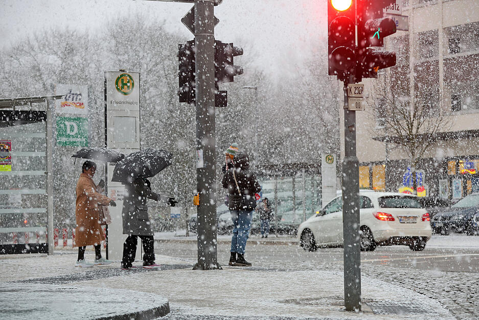 In Bad Friedrichshall fallen dicke Schneeflocken.