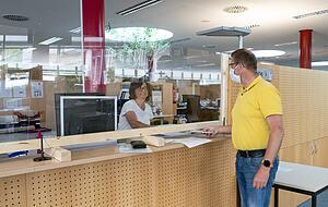 In der Kfz-Zulassungsstelle des Landratsamtes in Heilbronn schützt Plexiglas vor möglichen Ansteckungen mit dem Corona-Virus. Die Behörde bittet ihre Kunden eindringlich darum, beim Besuch des Hauses eine nicht-medizinische Alltagsmaske zu tragen. Foto: Andreas Veigel
