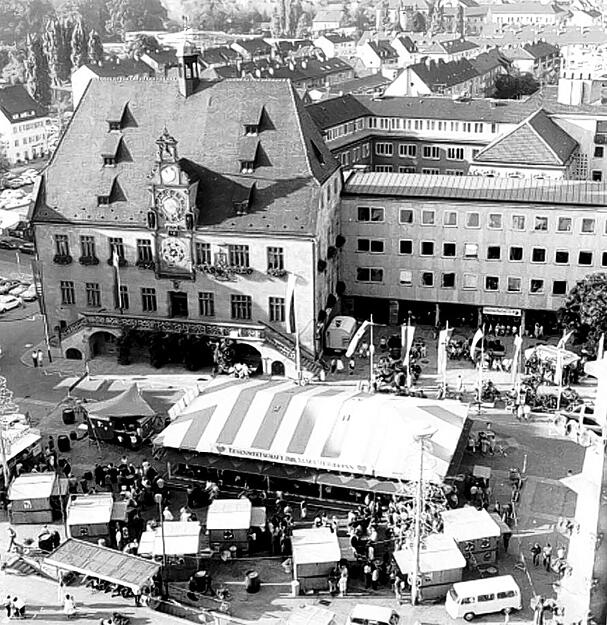 Auf dem Heilbronner Marktplatz eröffnet erstmals am 3.  September 1971 ein Weindorf.  Herzstück ist eine mit Tischen und Stühlen ausgestattete Boxauto-Halle. Drumherum stellen sieben Weingenossenschaften Häuschen auf und servieren 78 verschiedene Weine in Zehntelesgläsern zum Preis von 50 Pfenning.