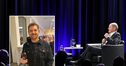 Besucher wie Michael Eb (links) resümieren über den Stimme-Wahlcheck mit Bundeskanzler Olaf Scholz (rechts).