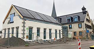 Endspurt: Der Rathaus-Anbau in Ellhofen ist inzwischen weit gediehen. Und auch im Bestandsgeb&auml;ude tut sich in diesen Tagen viel.