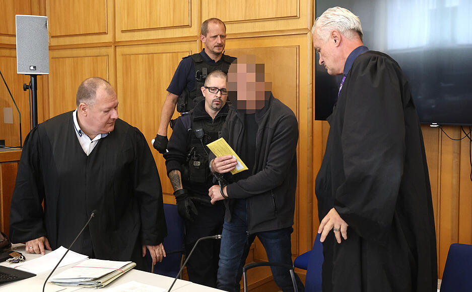 Der Angeklagte wird am Montag unter strengen Sicherheitsvorkehrungen in den Gerichtssaal geführt. Im Großen Strafkammersaal des Landgerichts Heilbronn beginnt der Doppelmord-Prozess.