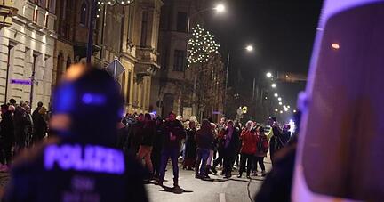 Ein sogenannter «Spaziergang» gegen die Corona-Maßnahmen im thürischen Greiz. An der nicht genehmigten Demonstration in der Nacht zum Sonntag beteiligten sich mehrere hundert Menschen.