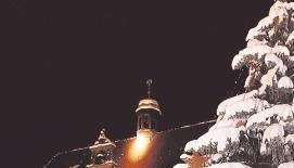 Der Winter hat das Heilbronner Rathaus fest im Griff. Drinnen scheint die Verwaltung nach dem Krisenjahr wieder sonnigeren Zeiten entgegen zu sehen. Foto: Andreas Veigel