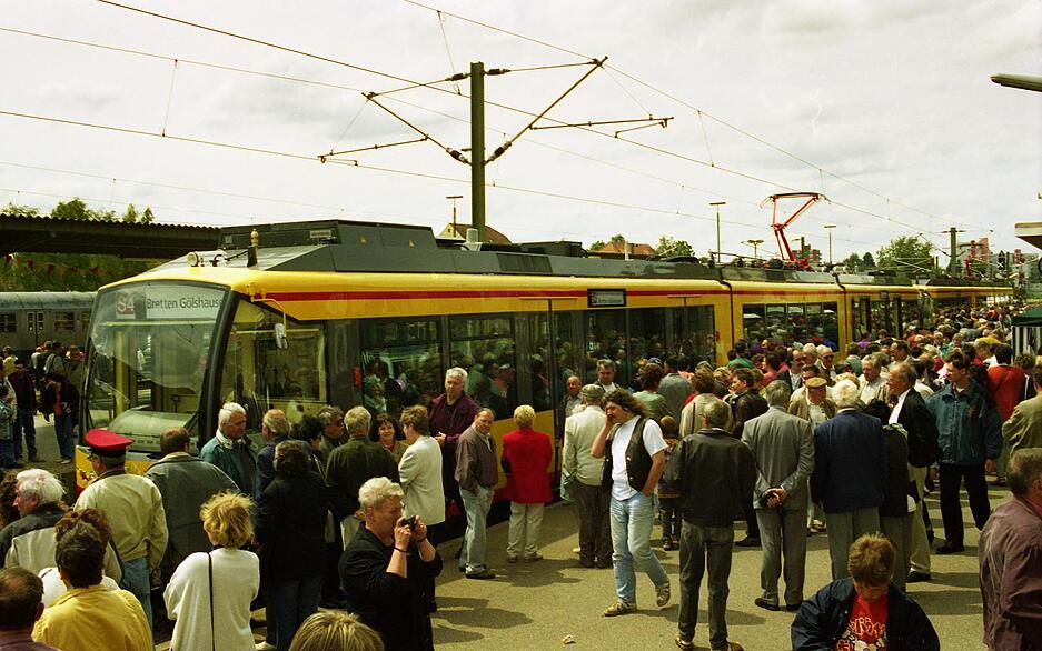 Menschenmassen drängen sich auf dem Eppinger Bahnhof. Gerne wollen alle die Stadtbahnluft gratis schnuppern.