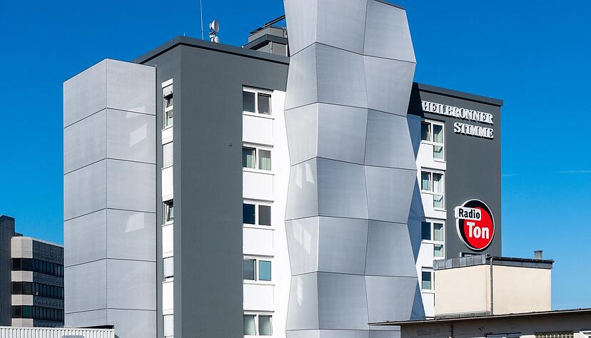 Im Jahr 2020 wurde das Stimme-Hochhaus umfangreich saniert. Optisches und architektonisches Highlight ist seitdem die silberne, dreidimensionale Verkleidung des Treppenhauses in der Synagogengasse.