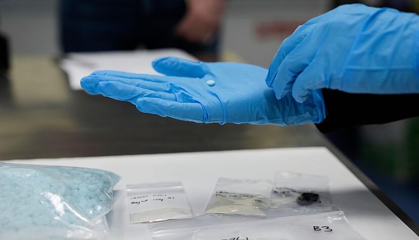 Synthetische Opioide sind im Labor hergestellte Drogen, die vor allem schmerzlindernd wirken, wie Fentanyl oder Methadon Synthetische Opioide sind im Labor hergestellte Drogen, die vor allem schmerzlindernd wirken, wie Fentanyl oder Methadon