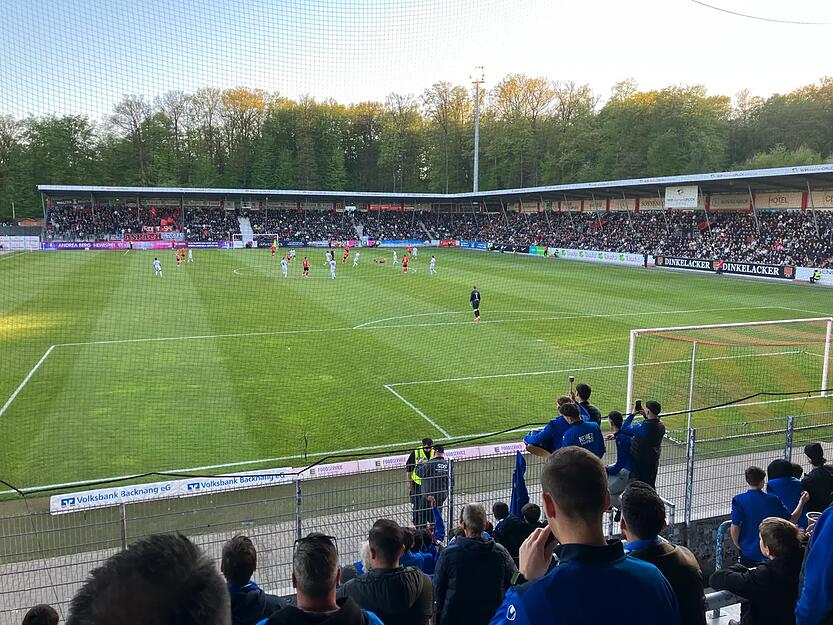 Nach dem versp&auml;teten Anpfiff l&auml;uft das Spiel. Im mittlerweile gut gef&uuml;llten Freiberg-Block ist Stimmung.