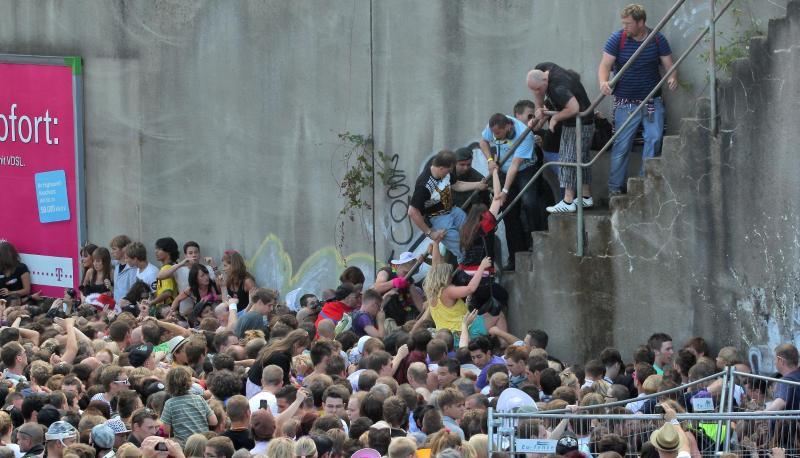 Kurz vor dem Unglück stehen Menschen dicht gedrängt an dem Tunnelausgang in Duisburg. Kurz vor dem Unglück stehen Menschen dicht gedrängt an dem Tunnelausgang in Duisburg.