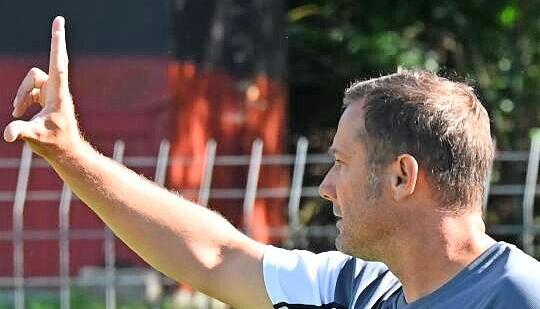 War mit seinem VfR zufrieden: Trainer Markus Lang.
Foto: Klaus Krüger War mit seinem VfR zufrieden: Trainer Markus Lang.
Foto: Klaus Krüger
