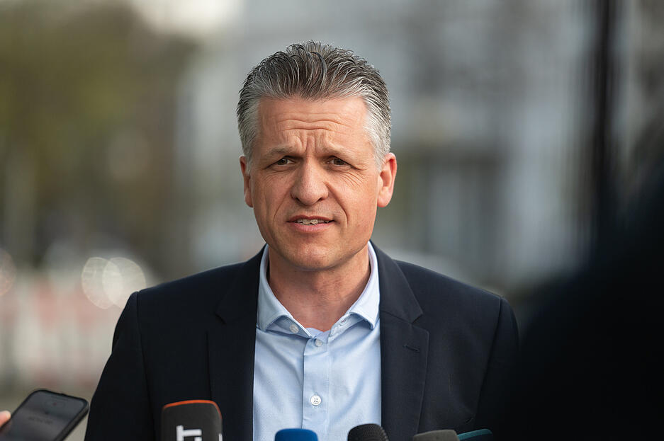 Als Kanzleramtsminister holt Merz einen Vertrauten in die Regierungszentrale, den bisherigen Fraktionsgeschäftsführer Thorsten Frei (CDU) aus Baden-Württemberg.