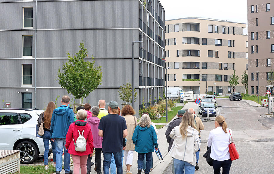 14 Teilnehmer besuchen das Quartier &bdquo;Hochgelegen&ldquo;.