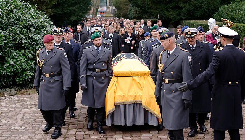 Soldaten begleiten nach dem Gottesdienst bei der Trauerfeier für Wolfgang Schäuble den Sarg auf dem Weg zum Friedhof.