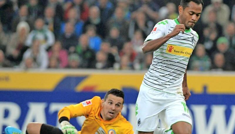 Mönchengladbachs Raffael (rechts) hat Braunschweigs Torhüter Marjan Petkovic am 20. September 2013 ausgespielt und erzielt den 4:1-Endstand.
Foto. dpa Mönchengladbachs Raffael (rechts) hat Braunschweigs Torhüter Marjan Petkovic am 20. September 2013 ausgespielt und erzielt den 4:1-Endstand.
Foto. dpa