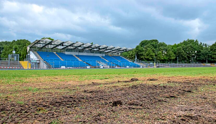 Der Rasen im Frankenstadion sieht nach dem Konzert der &Auml;rzte aus wie ein Acker. Bis zum Auftakt des U-17-Bundesliga-Cups am 23. Juli ist noch viel zu tun.
