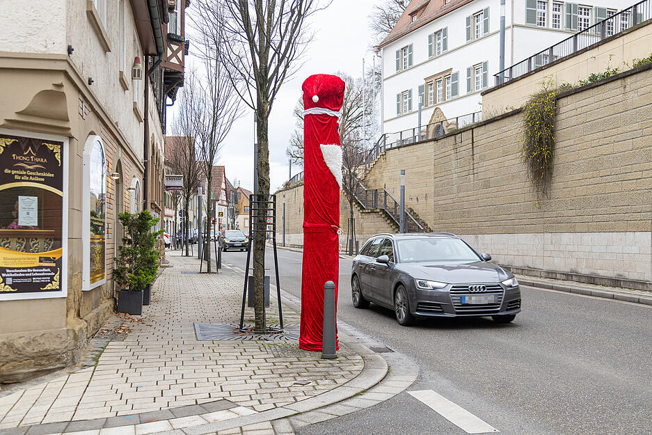 In diesem Jahr endete das Verkleiden der Blitzer-Säule anders wir gewohnt. Die Polizei konfiszierte das Nikolaus-Kostüm am Samstagmittag. In diesem Jahr endete das Verkleiden der Blitzer-Säule anders wir gewohnt. Die Polizei konfiszierte das Nikolaus-Kostüm am Samstagmittag.