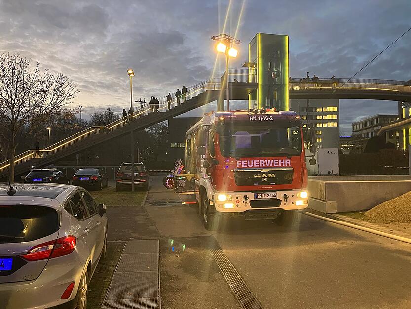 Rund um den Bildungscampus hat die Feuerwehr Stellung bezogen.