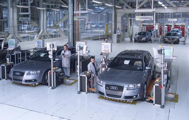 Im Prüfzentrum werden A4- und A6-Modelle nebeneinander gecheckt. Im Prüfzentrum werden A4- und A6-Modelle nebeneinander gecheckt.
