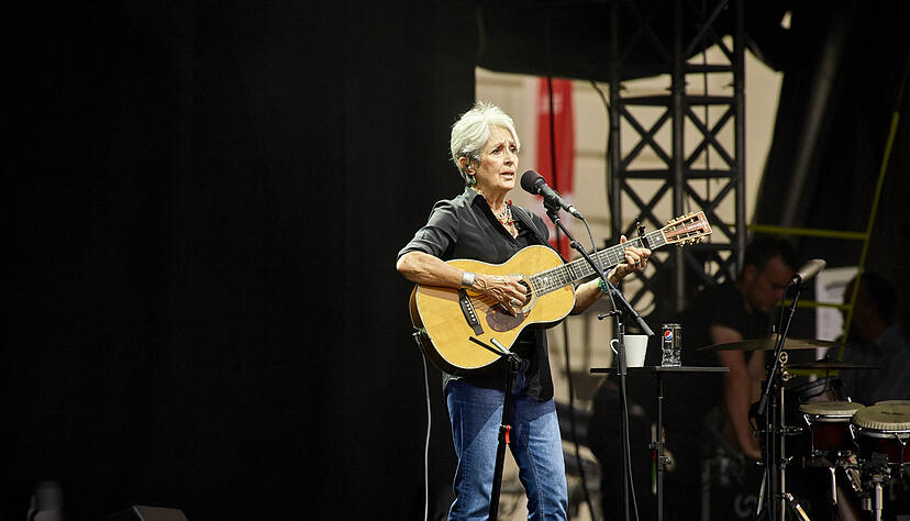 Joan Baez trat am Dienstagabend im Schloss Ludwigsburg auf. Foto: Andreas Gugau