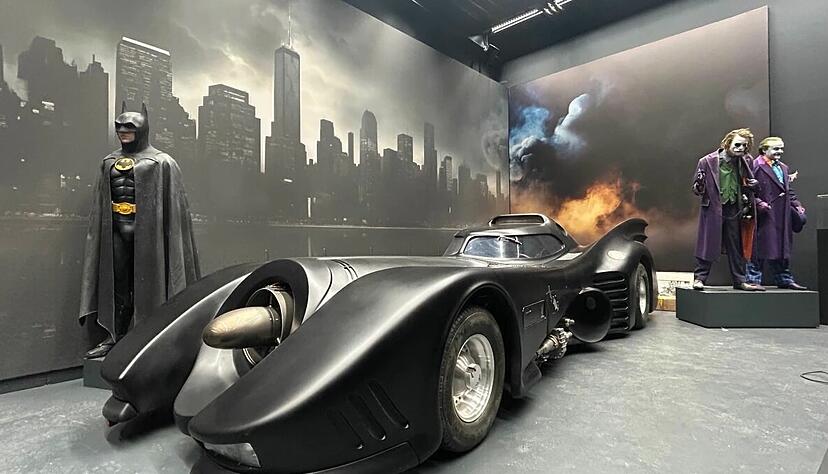 Einer der Eye-Catcher im Lokschuppen Rosenheim: Das Batmobil war eines der Highlights der Ausstellung „Heldinnen und Helden“. Einer der Eye-Catcher im Lokschuppen Rosenheim: Das Batmobil war eines der Highlights der Ausstellung „Heldinnen und Helden“.