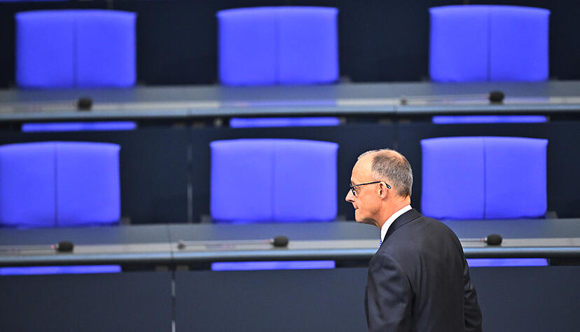 Der designierte Bundeskanzler Friedrich Merz (CDU) geht vor dem ersten Wahlgang der Kanzlerwahl durch den Plenarsaal.